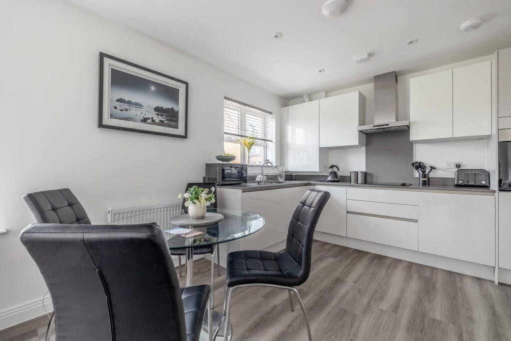 Stylish Home @ Virginia Water Lake & Free Parking Englefield Green Exteriér fotografie