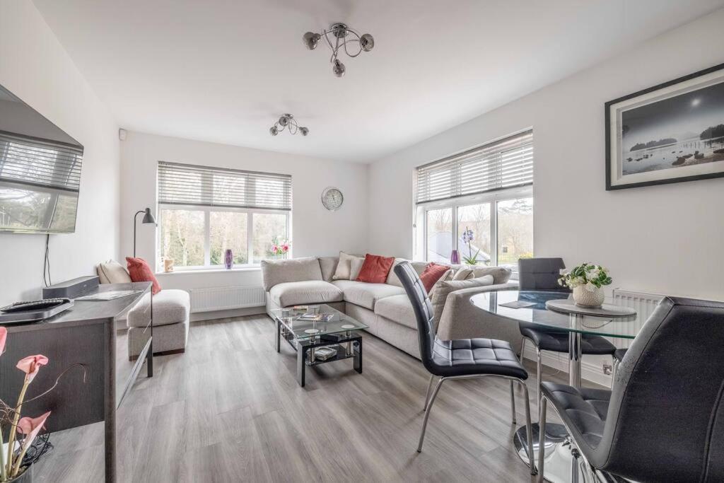 Stylish Home @ Virginia Water Lake & Free Parking Englefield Green Exteriér fotografie