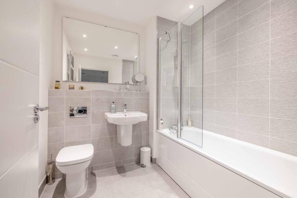 Stylish Home @ Virginia Water Lake & Free Parking Englefield Green Exteriér fotografie