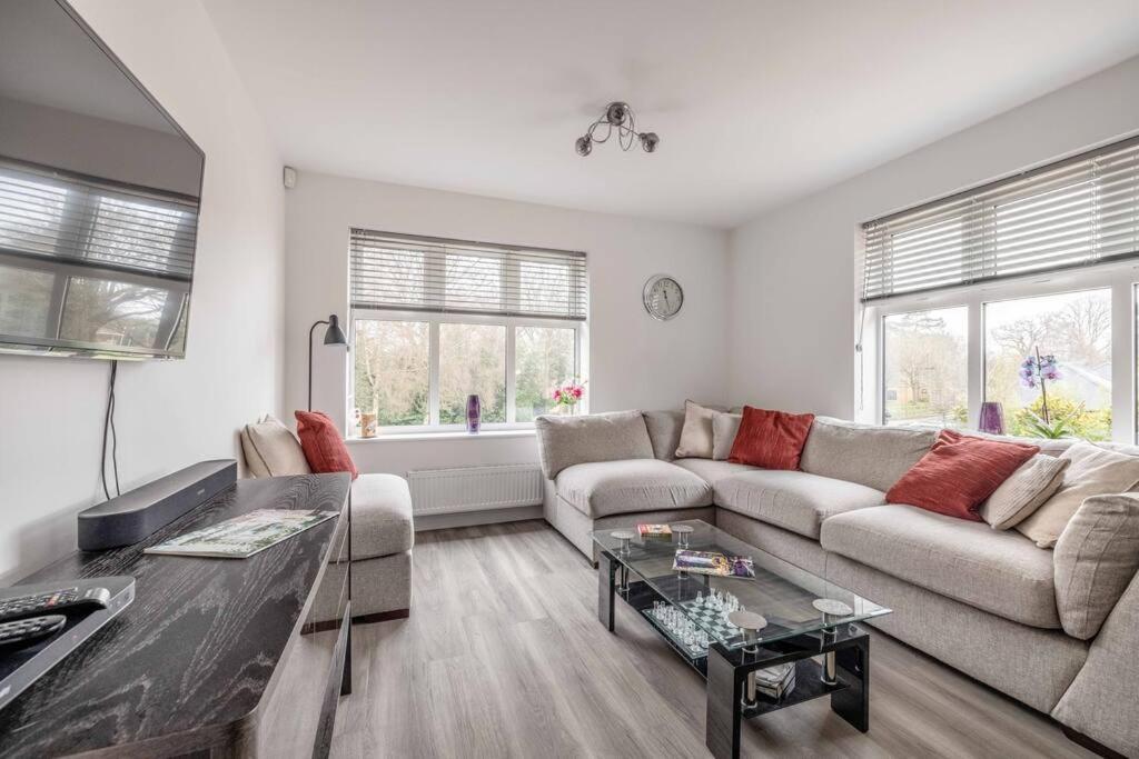 Stylish Home @ Virginia Water Lake & Free Parking Englefield Green Exteriér fotografie