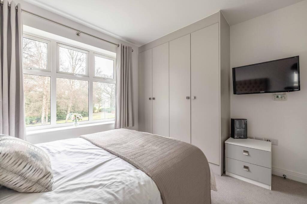 Stylish Home @ Virginia Water Lake & Free Parking Englefield Green Exteriér fotografie